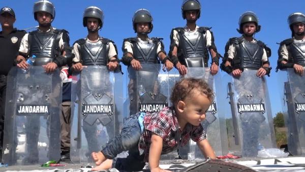 Suriyeliler İstanbul'a götürülme korkusuyla TEM'de yattı (2)