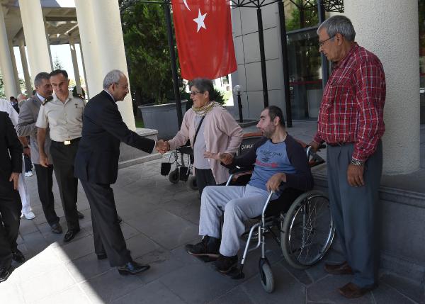 Kılıçdaroğlu: Gaziler bu ülkenin yaşayan kahramanları ve silah arkadaşları şehitlerimizin bize emanetidir (2)  (Yeniden)