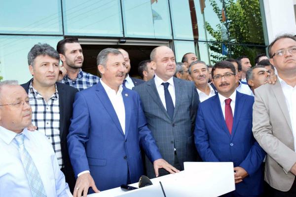 AK Partili Özdağ Spil'e Türk bayrağı dikecek