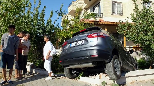 Savrulan otomobil duvarı yıkıp evin bahçesine girdi