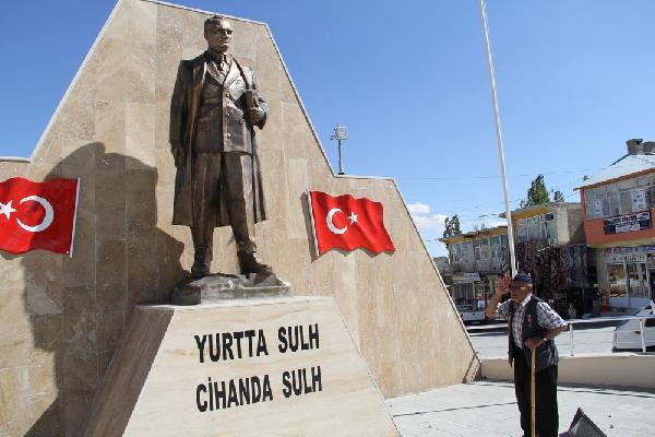 Başkale'de 90 yaşındaki Kore gazisi tören alanını karıştırdı