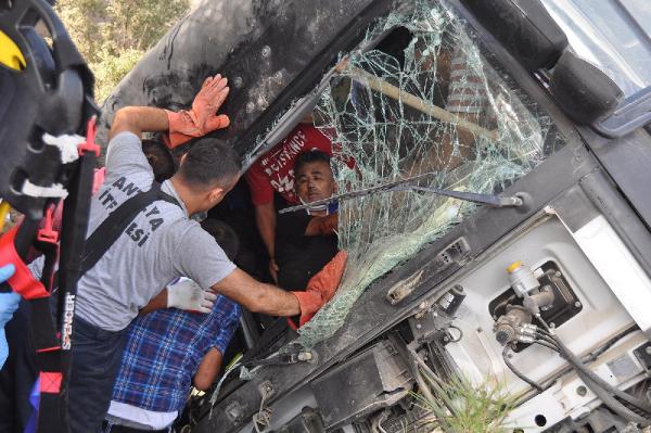 TIR'da sıkışan yaralıyı itfaiye çıkardı