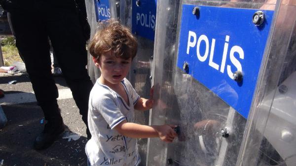 Suriyeliler İstanbul'a götürülme korkusuyla TEM'de yattı (3)
