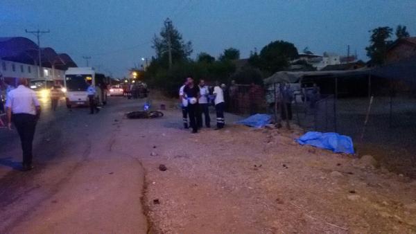 Motosikleti altına alıp sürükleyen minibüs kaldırıma çıkarak durabildi: 2 ölü, 1 yaralı