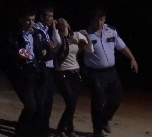 Polis, inşaatın 3'üncü katına çıkan kadını intihardan vazgeçirdi