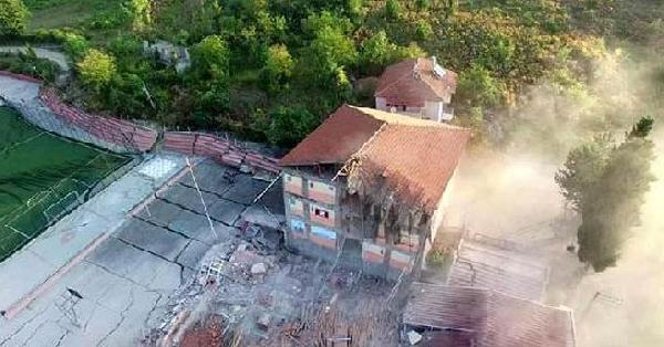 Zonguldak’ta boşaltılan 4 katlı bina çöktü