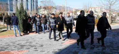 Isparta'da gözaltına alınan 3'ü eski 10 polis adliyeye sevk edildi (2)