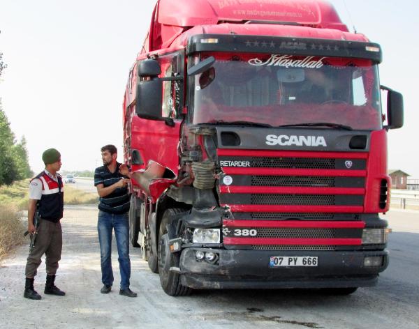 14 yaşındaki sürücünün kullandığı kamyon otomobile çarptı: 3 yaralı