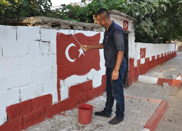 Teröre tepki için evinin bahçesine Türk bayrağı çizdi