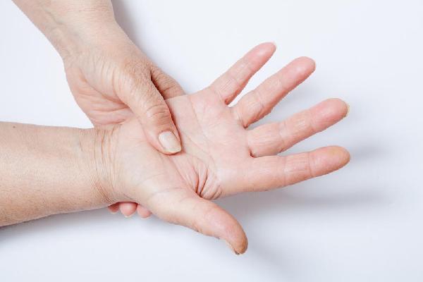 (Fotoğraflı Bülten Dağıtımı) Tetik Parmağın Ameliyatsız Tedavisi Mümkün