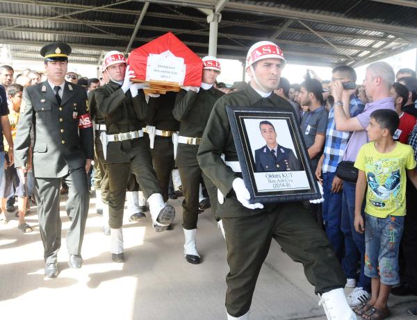 Birliğinde intihar eden astsubay Gaziantep’te toprağa verildi