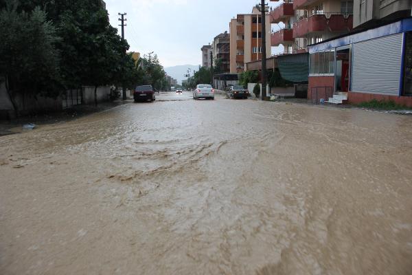 Yarım saatlik yağmur Yatağan'ı felç etti