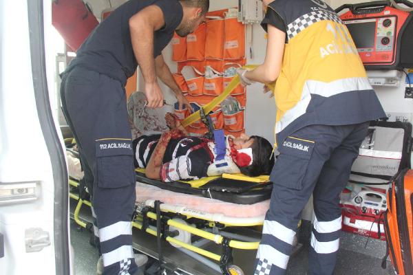 Lastiği patlayan kamyonet devrildi: 1 ölü, 5 yaralı
