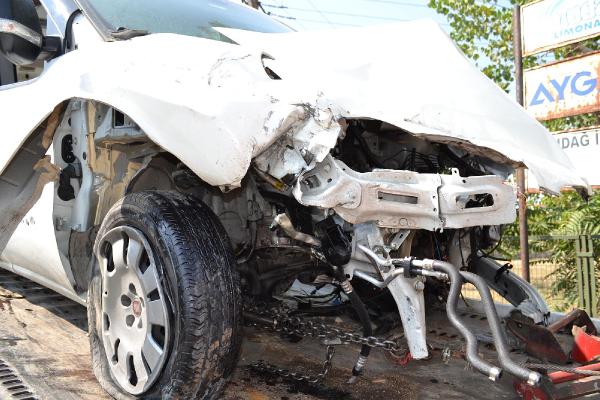 Aracın motoru yola fırladı: 1 yaralı