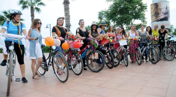 'Süslü kadınlar' Antalya'da bisiklet turu yaptı