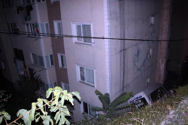 Yolcu minibüsü apartman boşluğuna uçtu: 2 yaralı