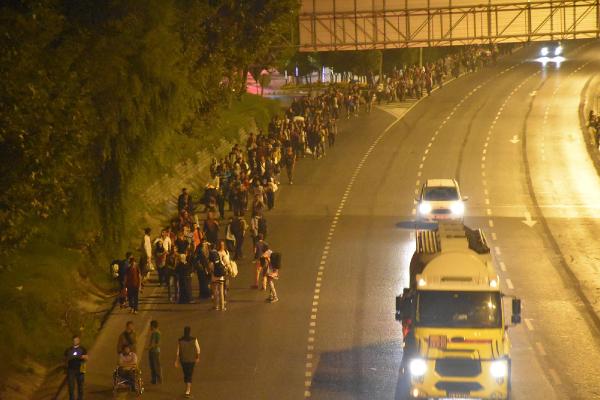 Avrupa'ya gitmek isteyen Suriyeliler TEM'de Edirne'ye doğru yürüyor