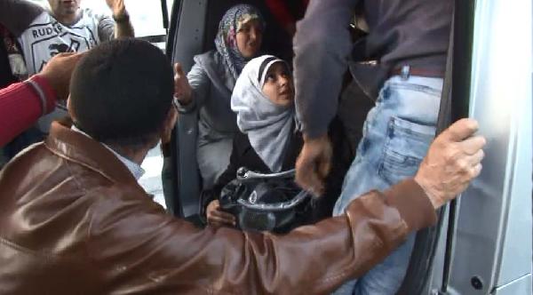 Sürücüler kadın ve çocuk sığınmacıları araçlarına aldı