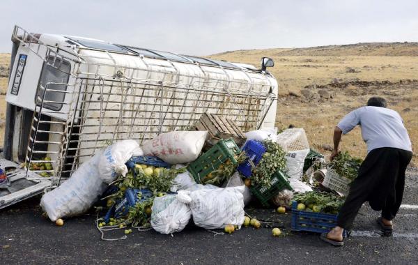 Siverek’te minibüs devrildi: 17 yaralı