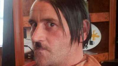 Hitler bıyığı, Pegida liderini istifa ettirdi