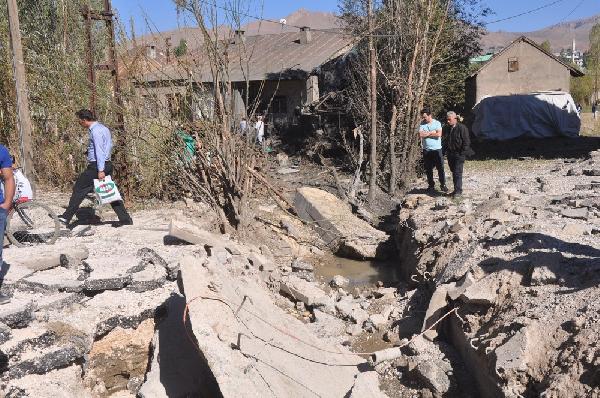 Yüksekova'da polise bombalı tuzak ucuz atlatıldı