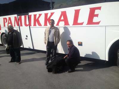 Otobüs altında kalan adam ağır yaralandı