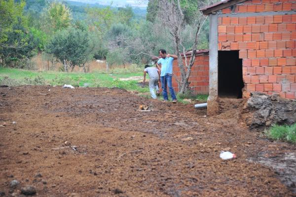 Gübre yığınına batan köpeği itfaiye kurtardı