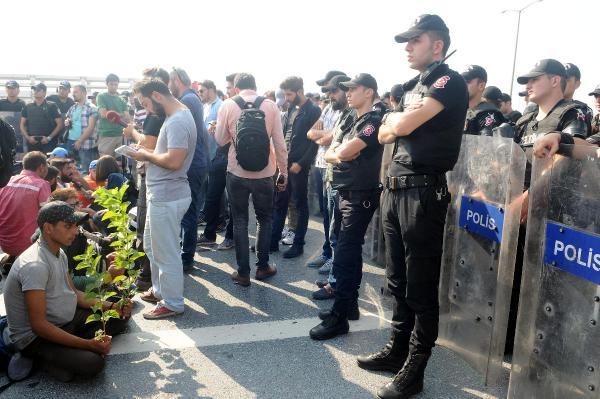 Police blocks migrants’ march, opposition MPs arrive for inspection