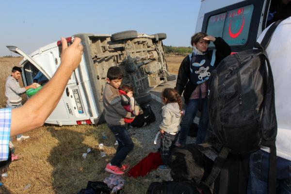 Geri dönen mültecileri taşıyan midibüs takla attı: 17 yaralı