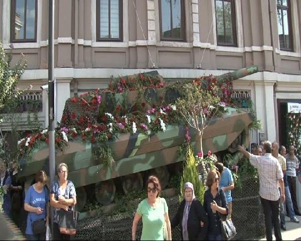 "Barış" için maket uçak, tank ve füzeler çiçeklerle süslendi