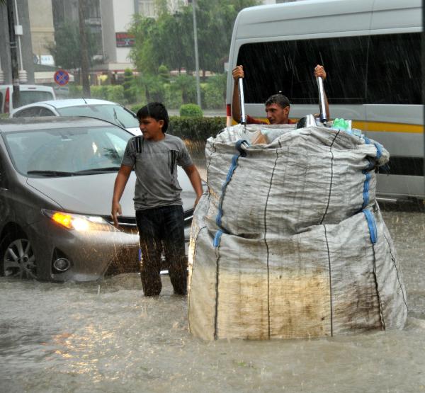 Adana'da yağmur yaşamı felç etti