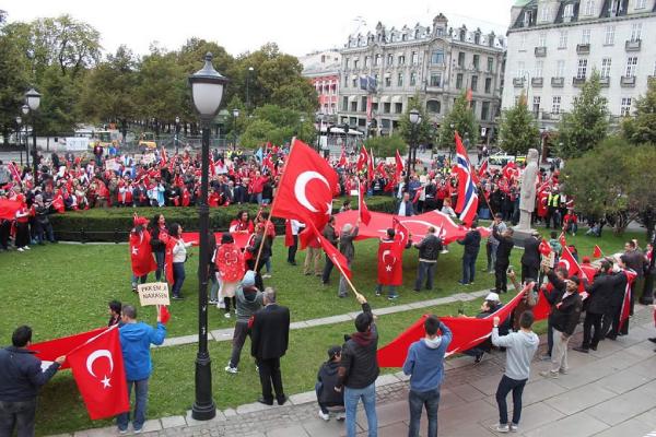 Türkler terörü kınama yürüyüşü düzenlediler