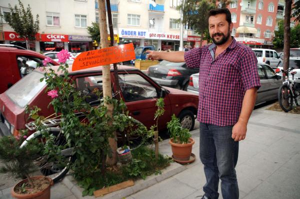 'Gülleri koparanın elleri kırılsın' notu yazdı