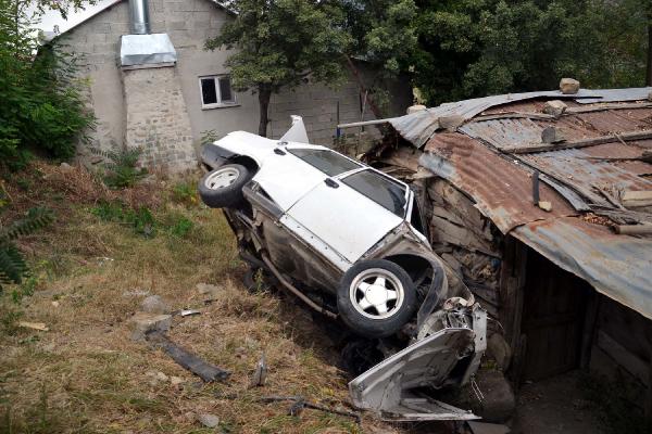 Andırın'da otomobil şarampole devrildi: 2 yaralı