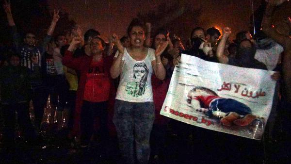 Suriyeli sığınmacıların Er Meydanı'ndaki bekleyişleri sürüyor (3)