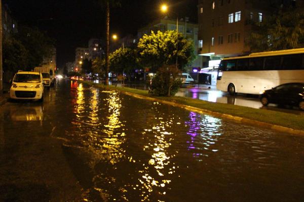 Antalya'da yağmur sokakları göle çevirdi