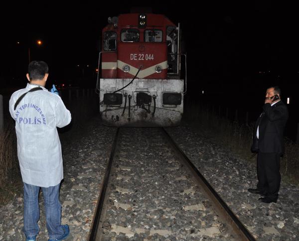 Yolcu treninin çarptığı yaya olay yerinde öldü