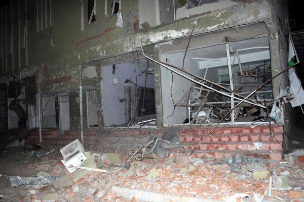 Bomba yüklü otomobil, zırhlı polis aracının geçişi sırasında uzaktan kumandayla patlatıldı