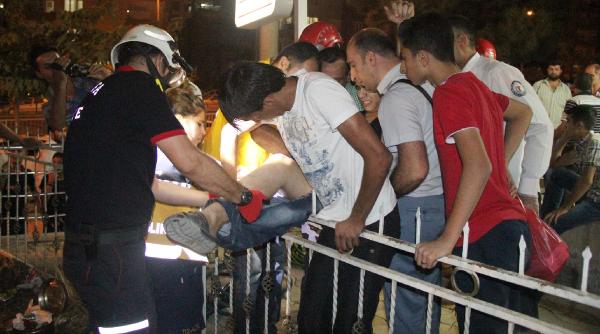 Üzerinden atlamak istediği korkuluğun şişi bacağına saplandı