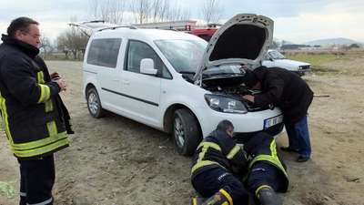 Aracın motor bölümüne sıkışan yavru köpeği itfaiye kurtardı