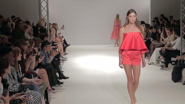 Türk modacı Londra'da Moda Haftası'nda göz kamaştırdı