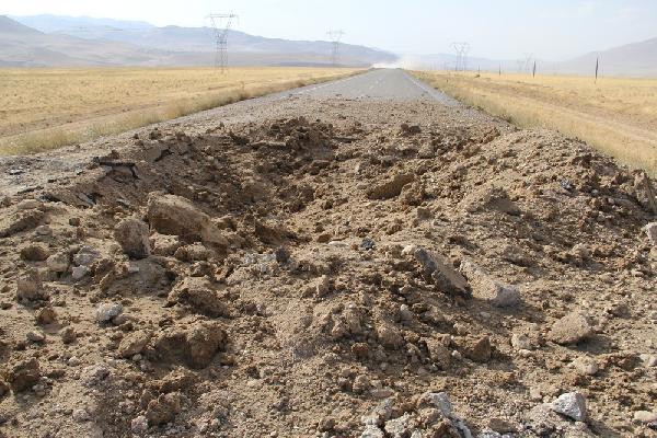 Başkale'de PKK'nın iki saldırısında 24 asker yaralandı, yolda 4 metrelik çukur oluştu
