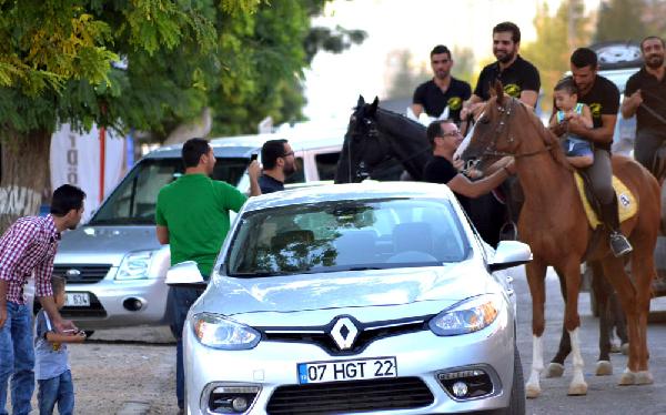 Midyat'ta binicilerin şehir turu büyük ilgi gördü