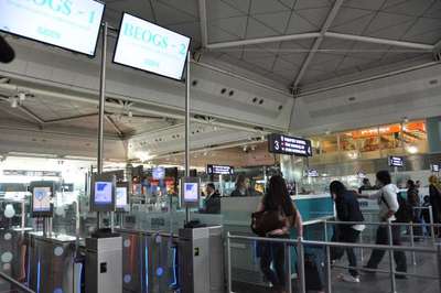 Parmak izi ile pasaporttan geçiş bugün Atatürk Havalimanı’nda başlıyor