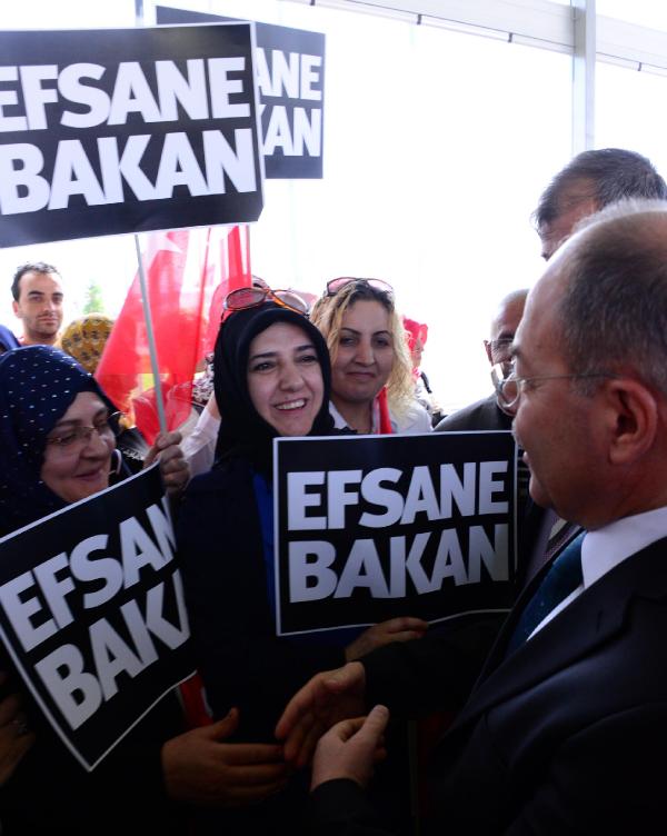 Recep Akdağ, Erzurum'da 'Efsane Bakan' pankatı ile karşılandı