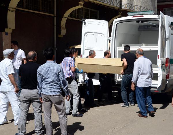 Bayram harçılığı isteyen 2 kızını pompalı tüfekle öldüren kadın, kocası tarafından bıçaklanarak öldürüldü