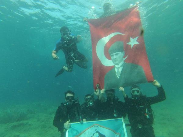 Deniz altında bayrak açıp, şehitleri andılar