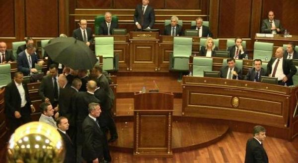 Kosova başbakanını mecliste yumurta yağmuruna tuttular