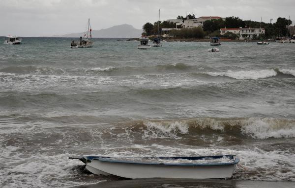 Şiddetli lodos, Datça'da dört balıkçı teknesini batırdı