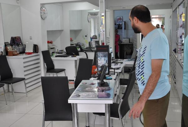 Kaçan kurbanlık dana gözlükçüde yakalandı